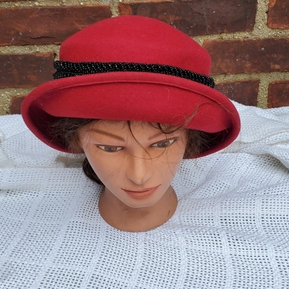 Vintage‎ OOAK beaded Red felt hat - Picture 9 of 14